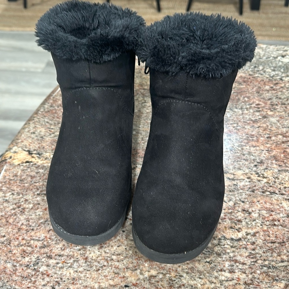 Cat&Jack black boots used a few times size 5